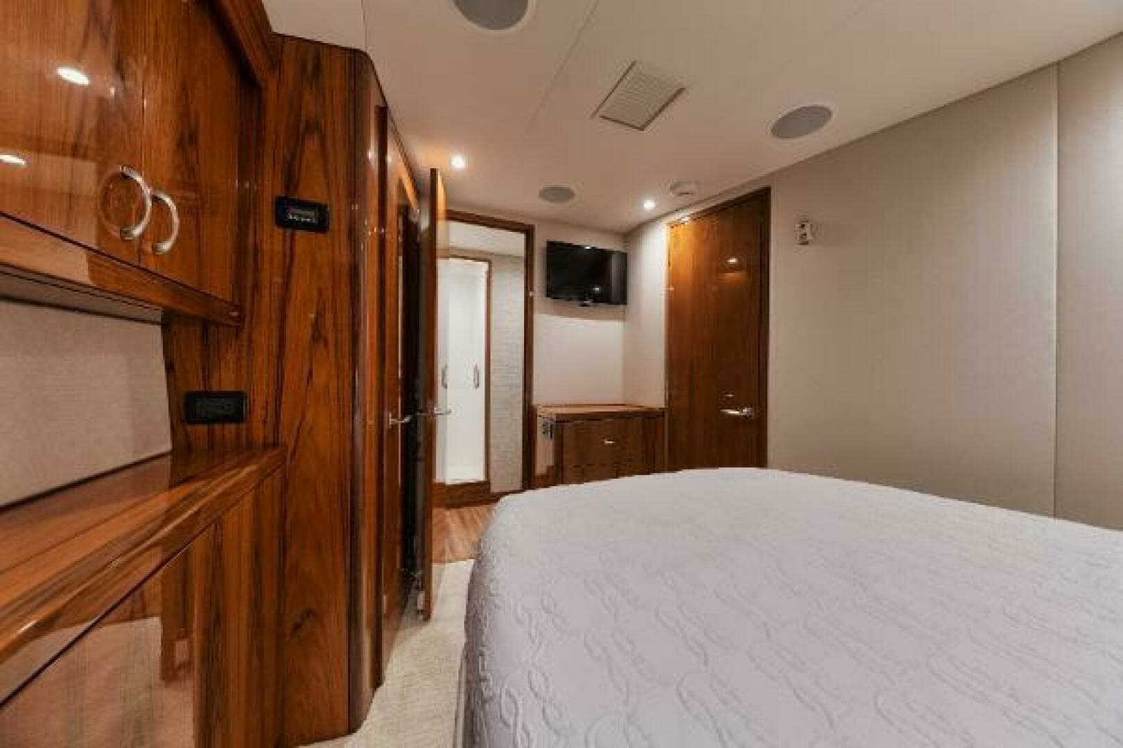 54' Hatteras GT54 - VIP Stateroom that the only card i