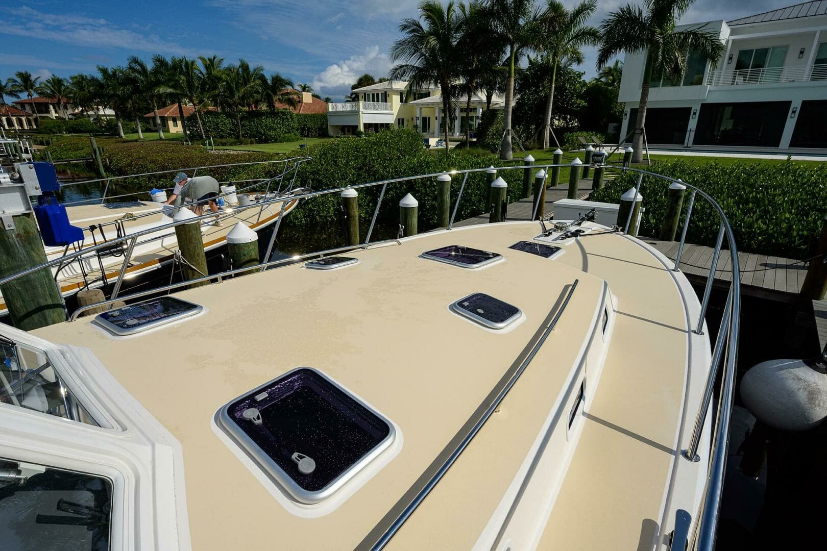 MJM 43 Scout - Exterior Bow