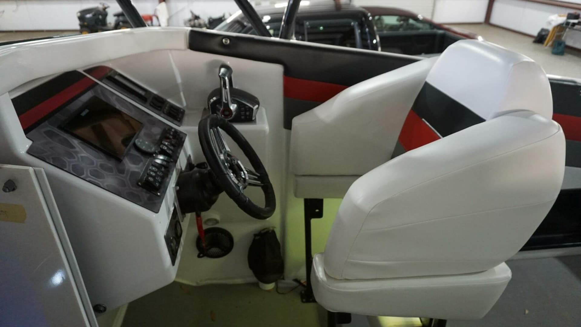 1998 32 Active Thunder 32 CC Ms. Rita Helm Seating (4)