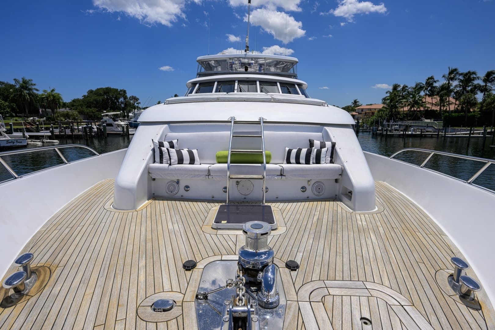 Hatteras 100 MAGIC - Bow