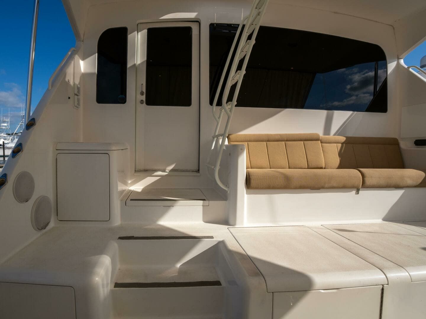 Viking 74 STREAM RUNNER- Cockpit