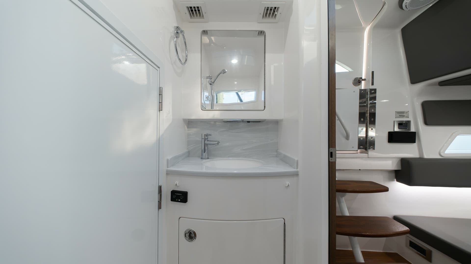 Compact Head with Vanity
