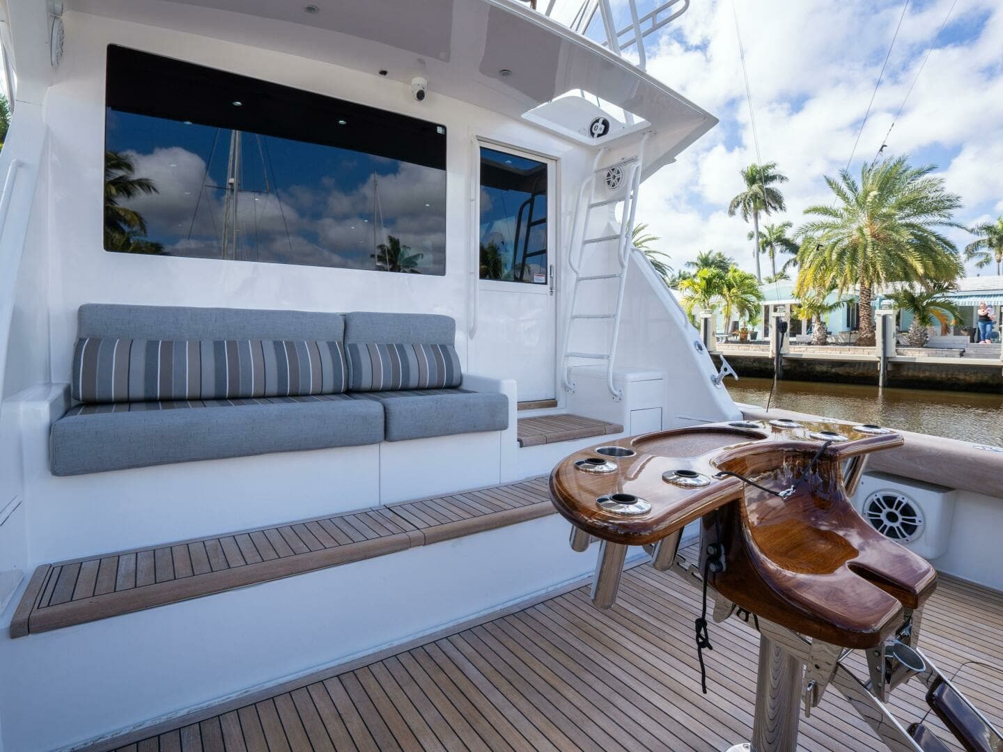 Viking 58 BAREFOOT - Cockpit