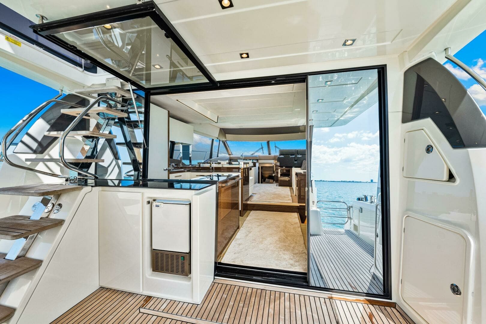 2019 Prestige 630 Flybridge - Stern