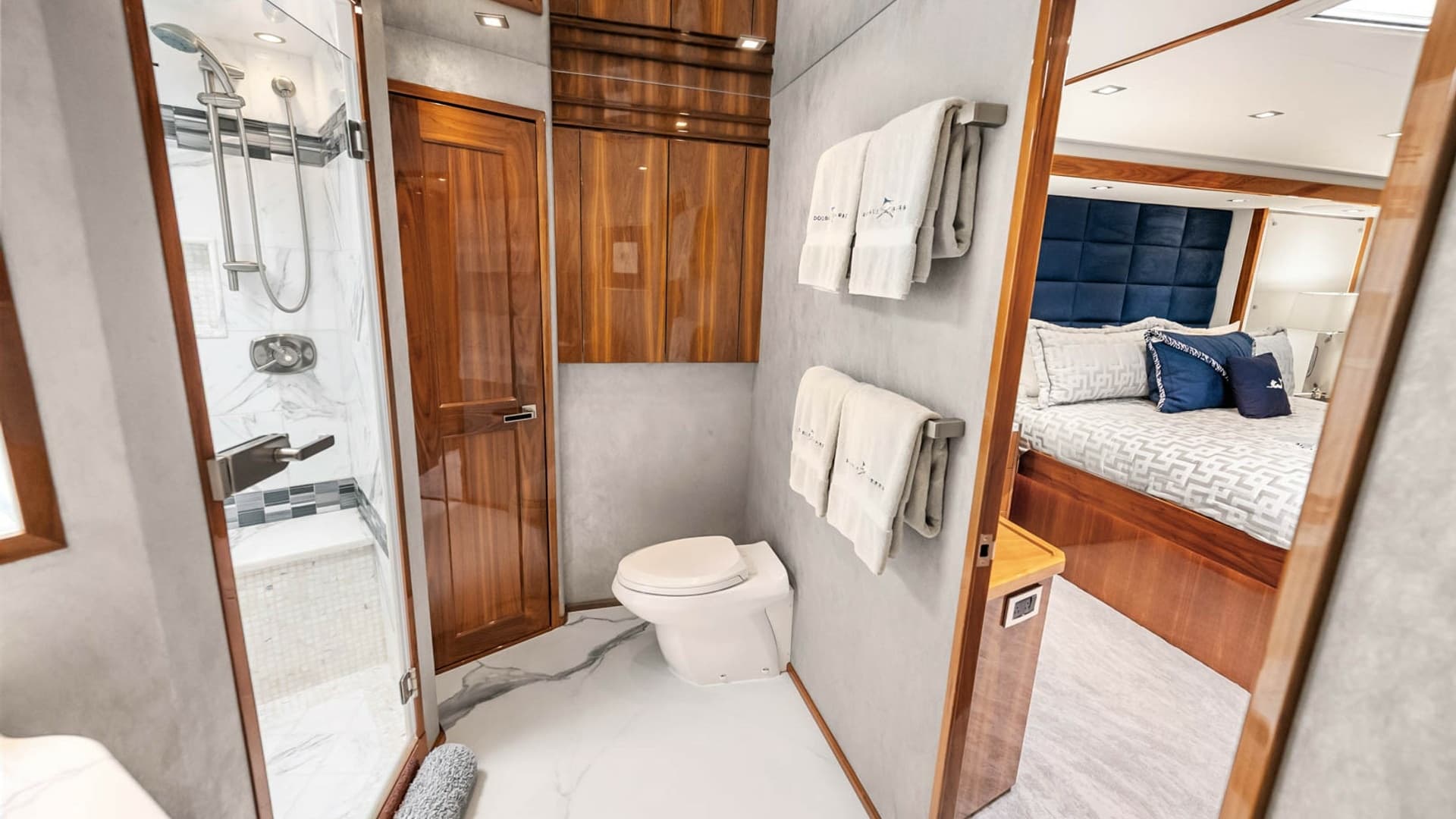 En-Suite Bathroom with Shower