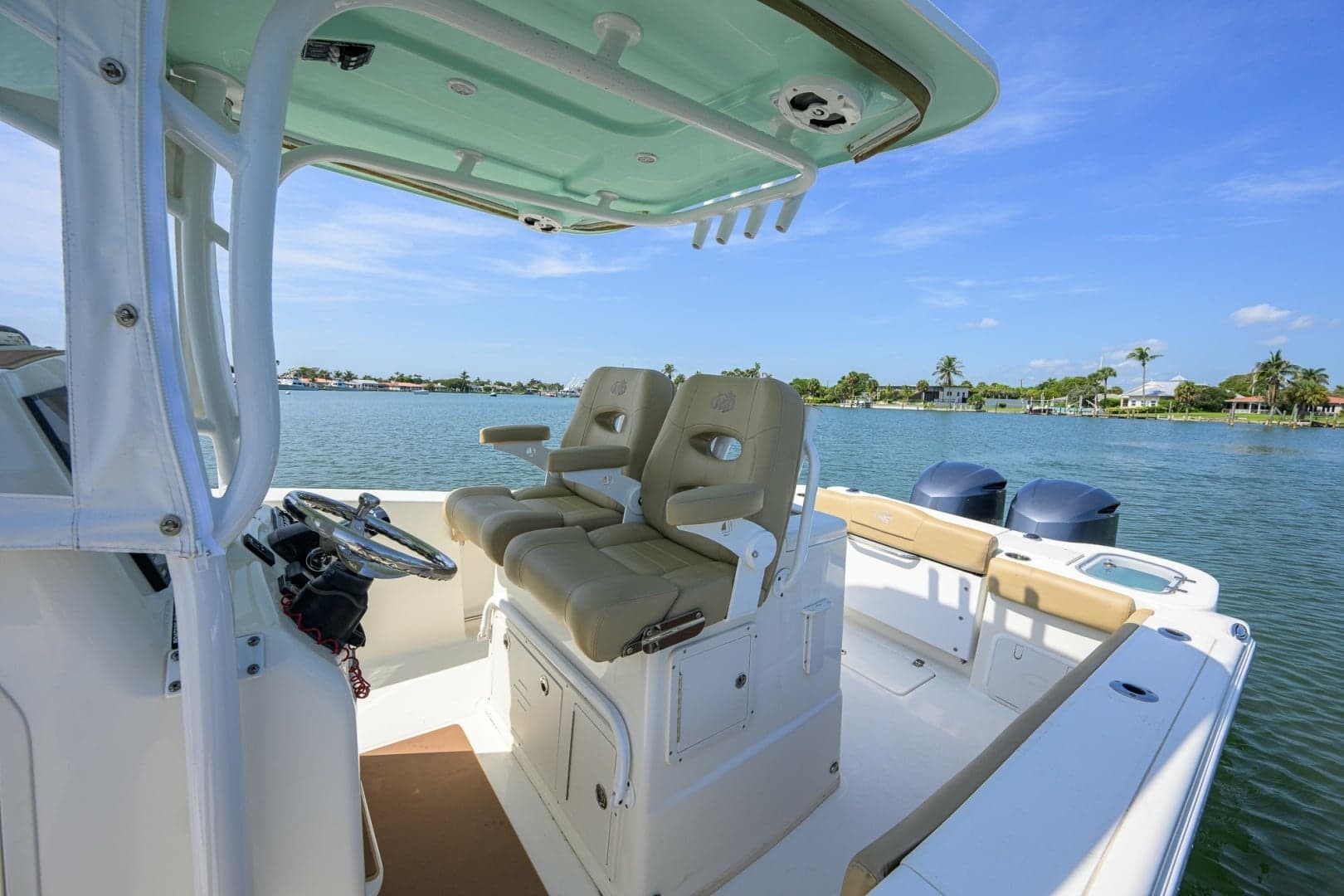 NauticStar 28 - Helm