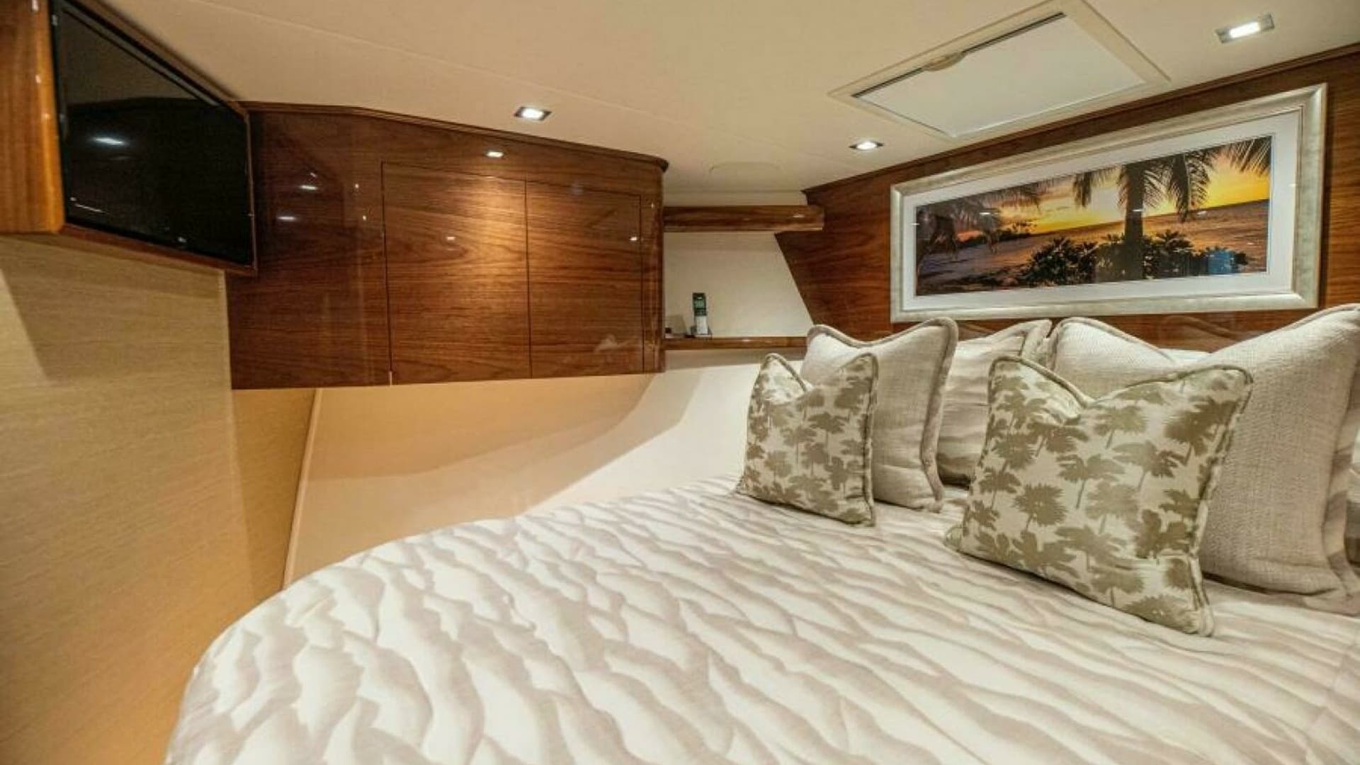 Luxurious Forward Stateroom