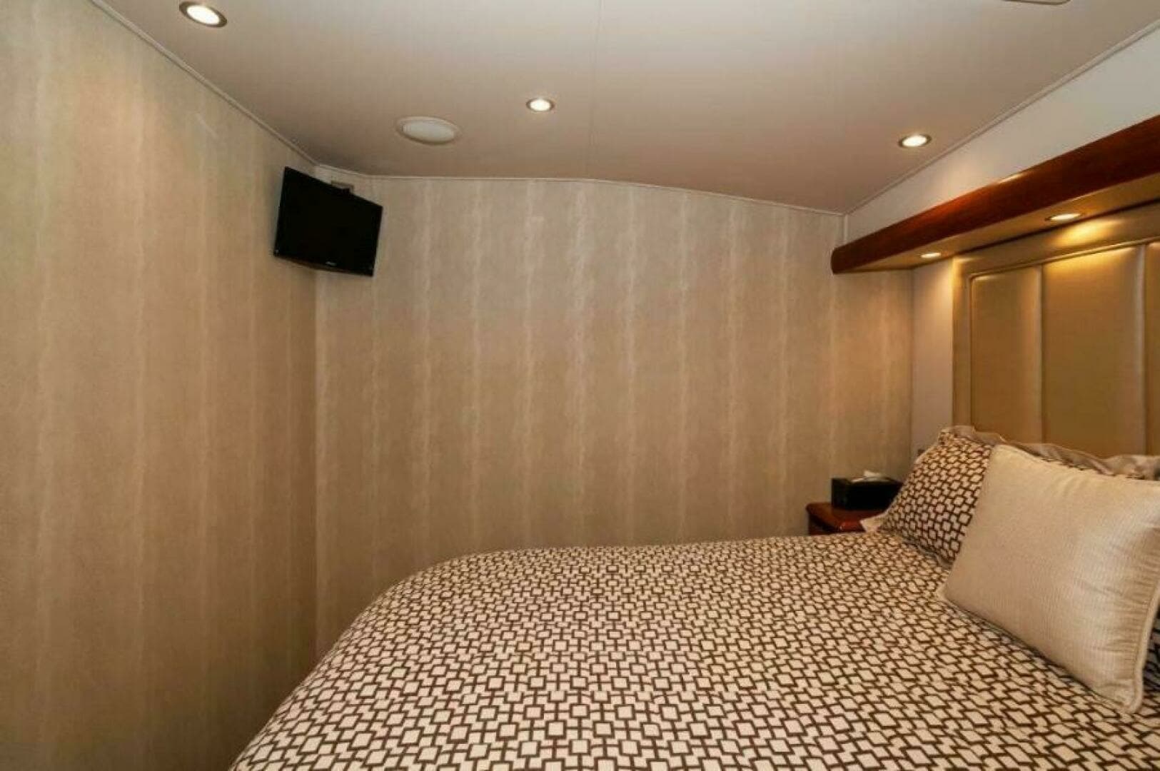 2012 76 Viking Sky Bridge Barefoot Drive VIP Stateroom (5)