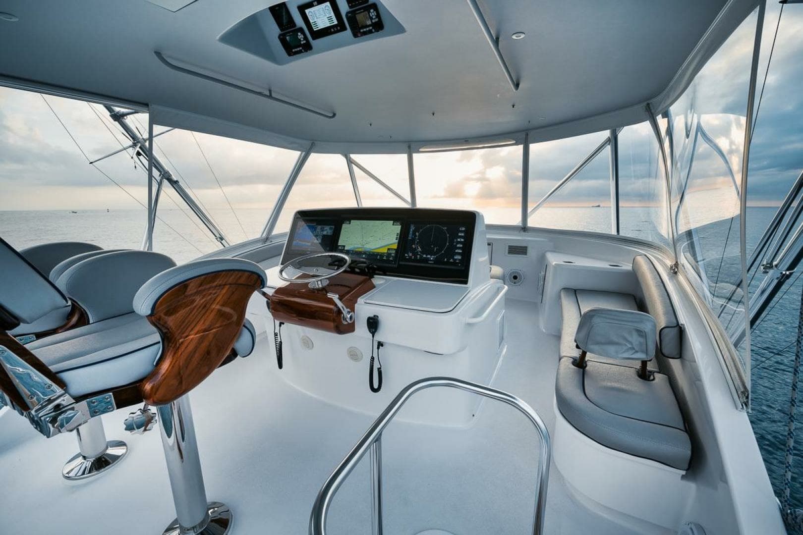 2020 Hatteras Convertible GT59