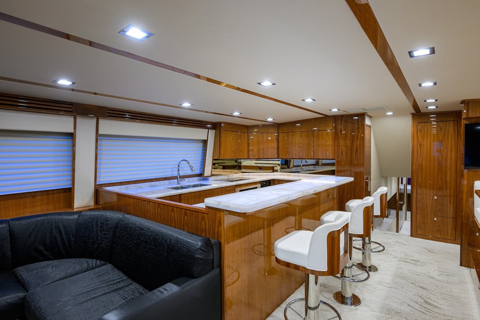 Viking 80 MERCEDES - Galley