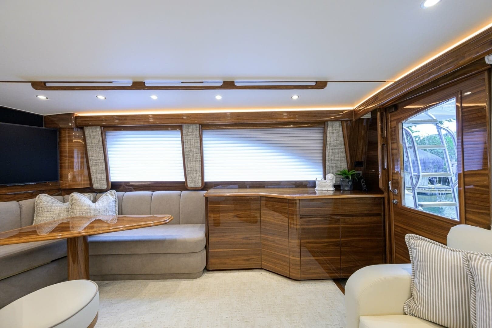 Viking 54 - Dog House - Salon