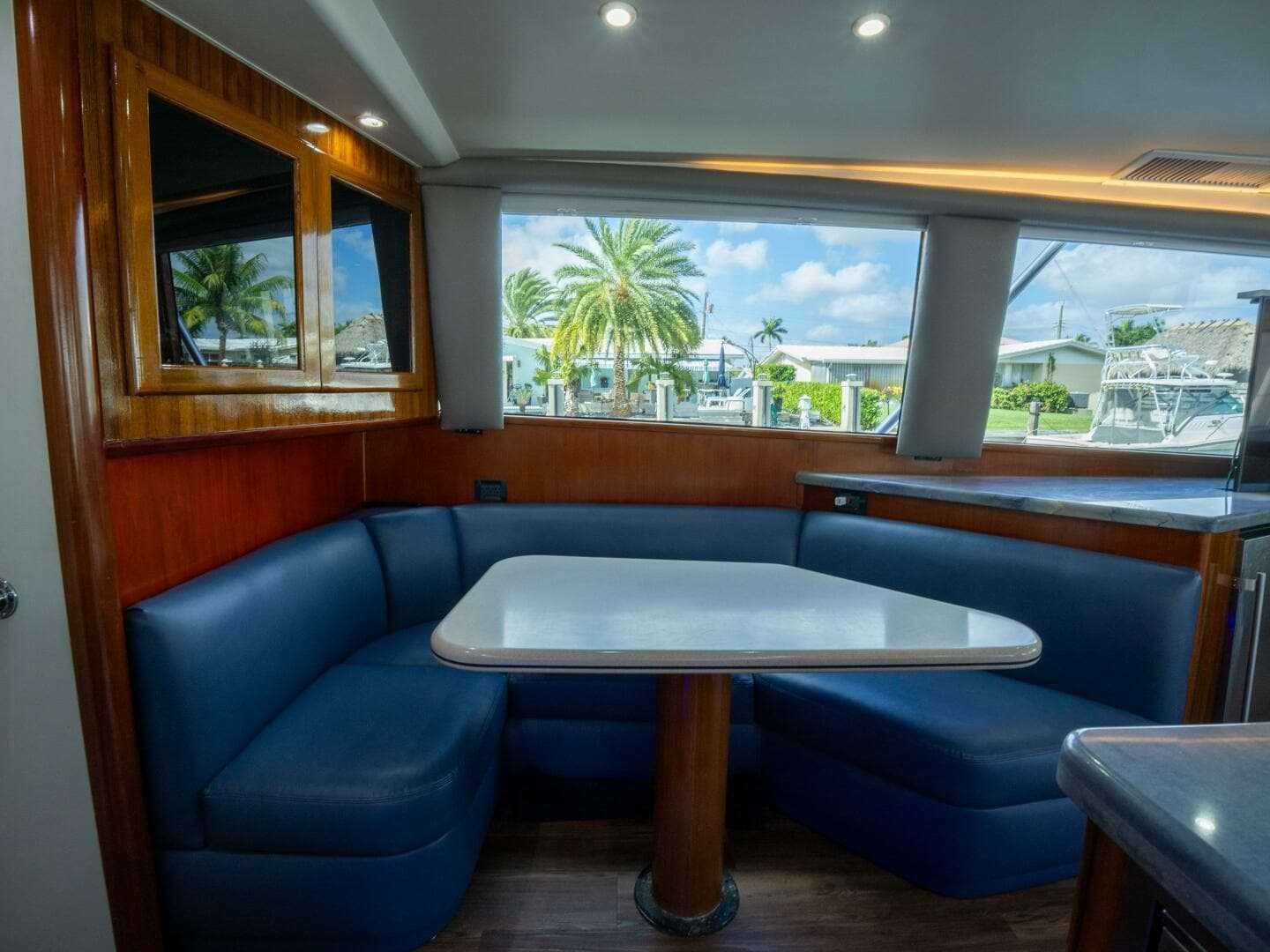 Viking 58 BAREFOOT - Salon/Galley Dinette