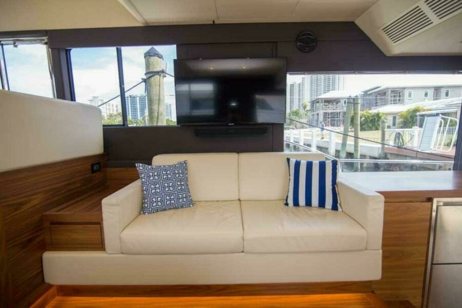 2019 Sundeck Yachts 580 Sport