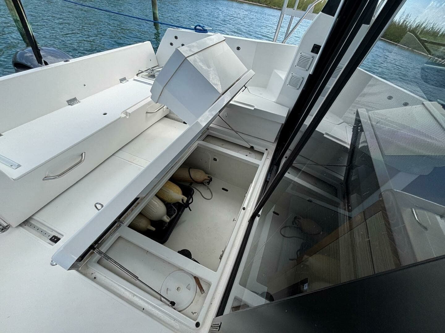 Jeanneau Knot Work'N - In Deck Storage