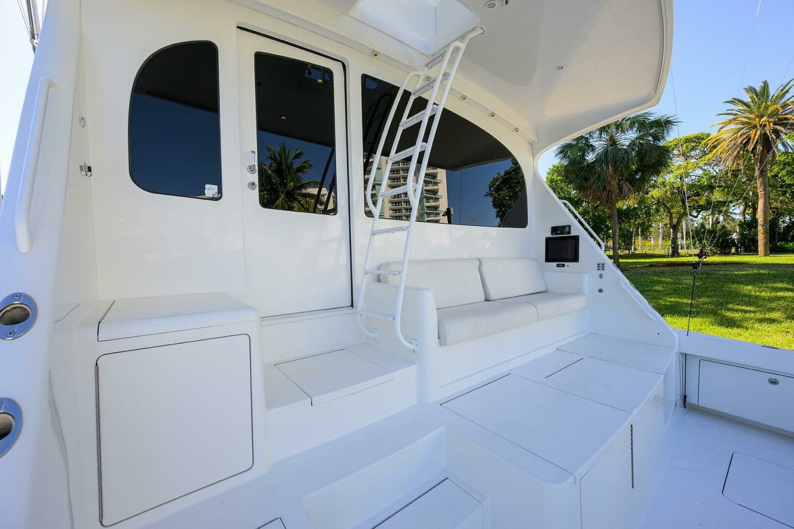 Enclosed Flybridge Aft Deck Seating
