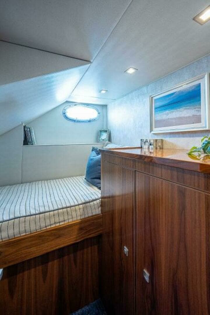 Viking 75 MIRAGE - Crew Quarters