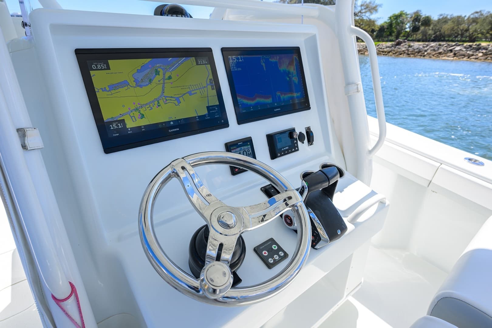 Yellowfin 34 - Helm