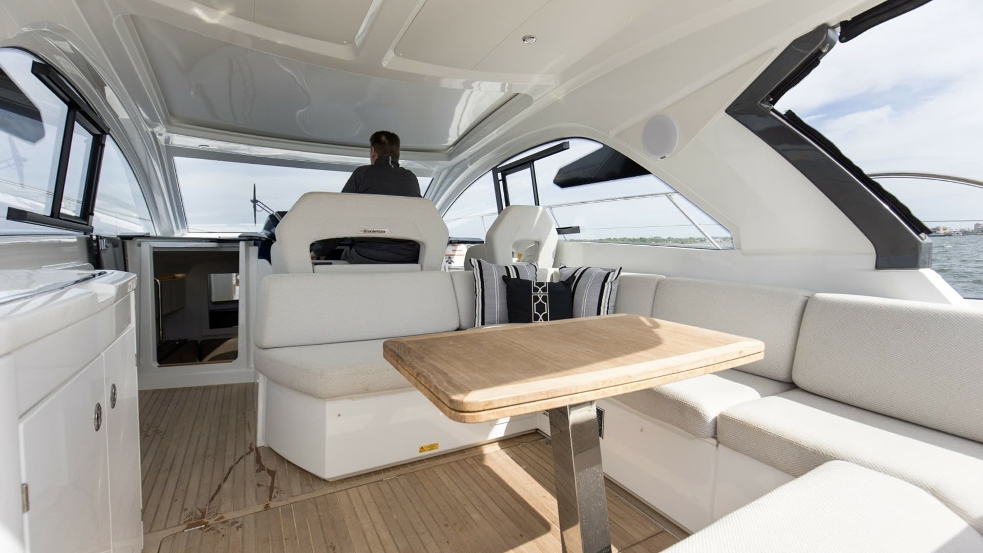 2022 Beneteau 41 Grand Turismo War Downs Eagle Topside (2)
