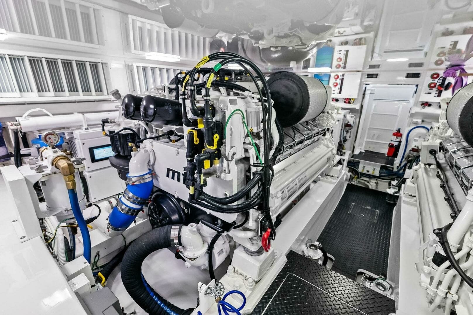 2023 Viking 64 Convertible- SIN PELO- Engine Room