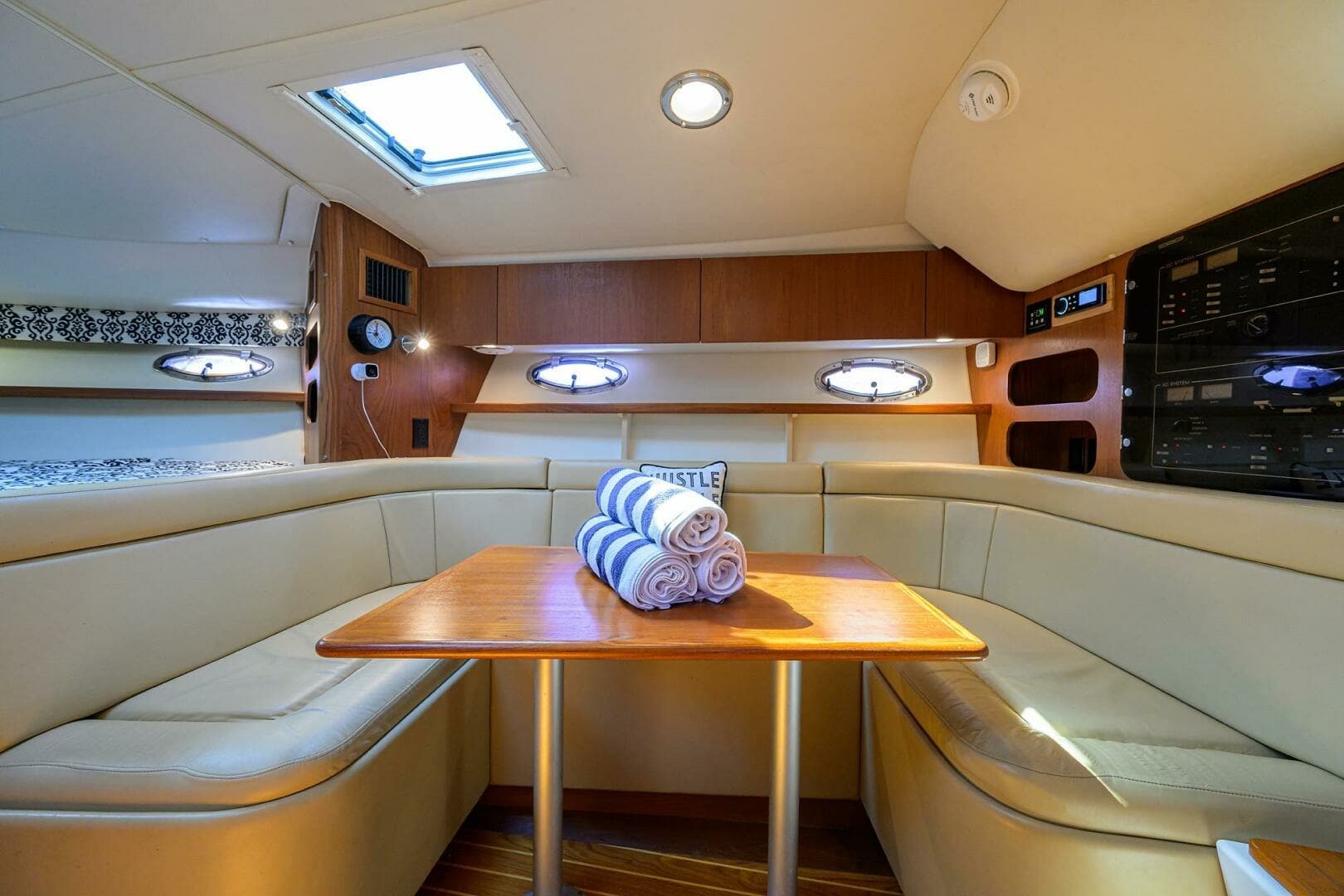 Tiara 3100 LE Black Jack - Cabin