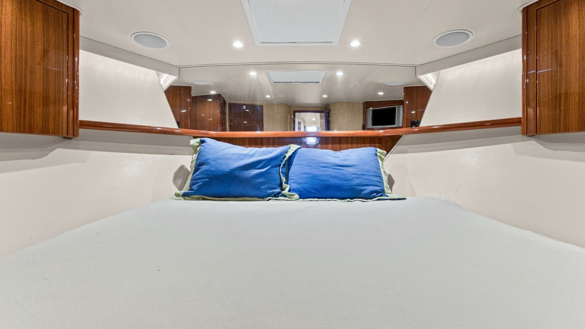 2005 61 Viking Enclosed Bridge Kelkat VIP Stateroom (1)