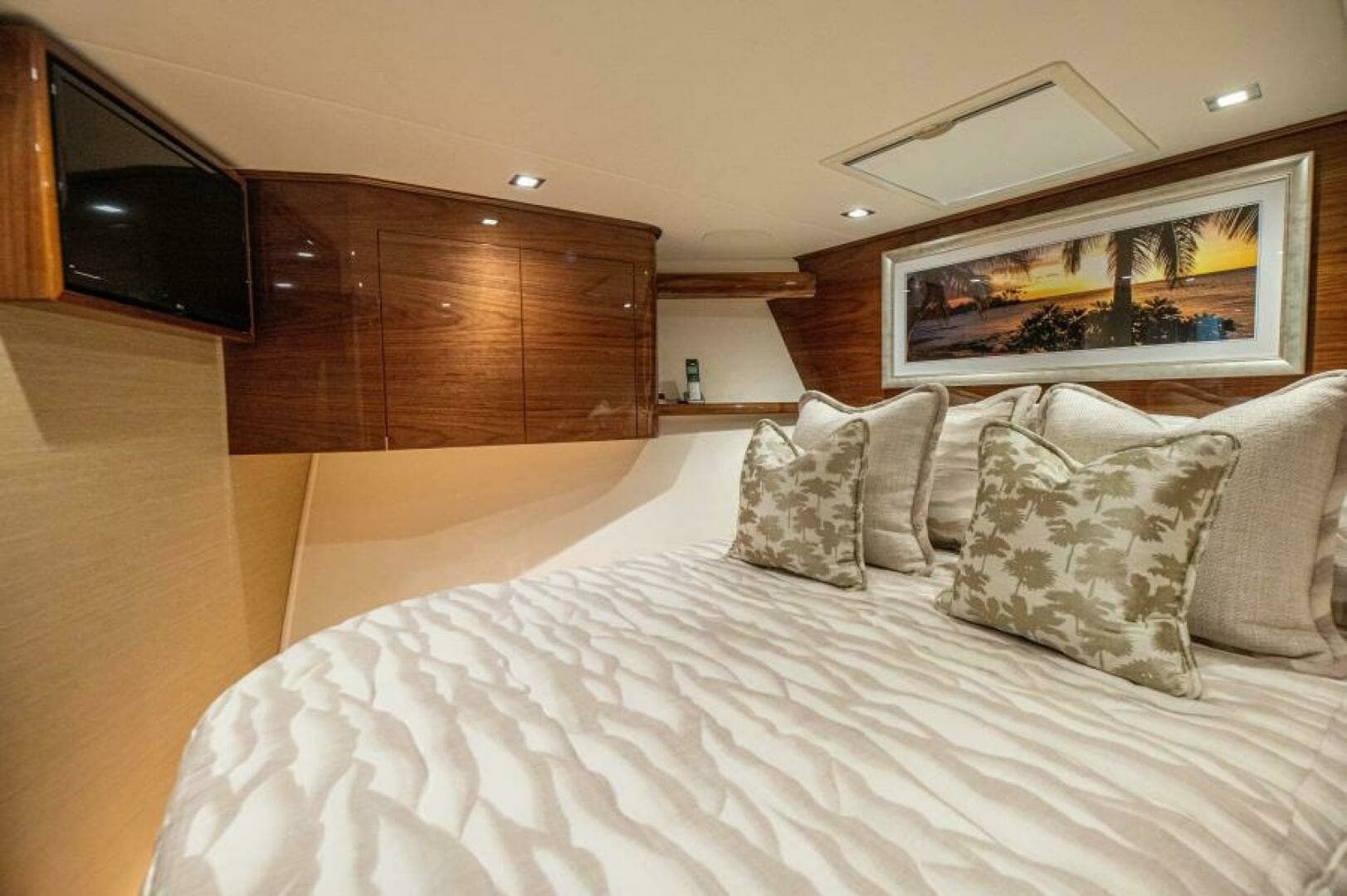 Luxurious Forward Stateroom