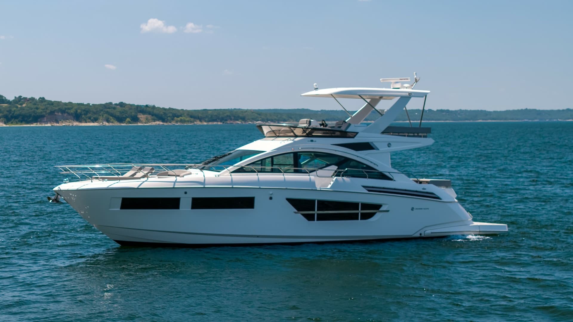 Side Profile of 2020 Cruisers 60 Cantius