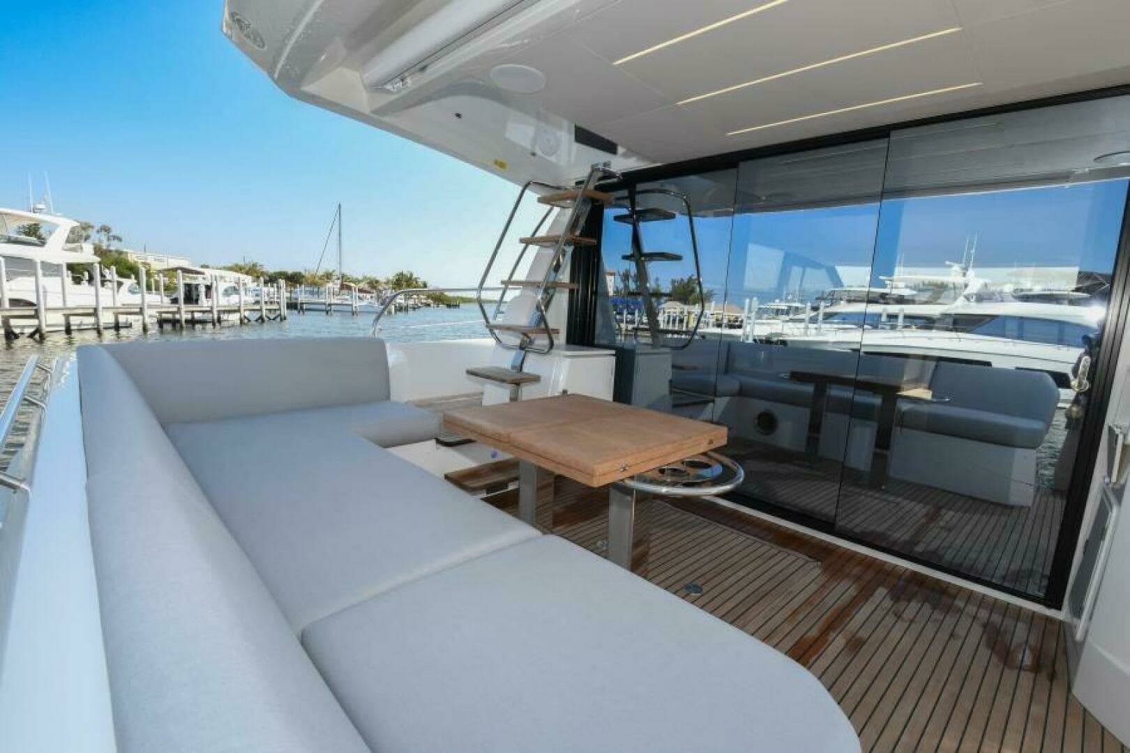 2023 52 Prestige Flybridge - Cockpit