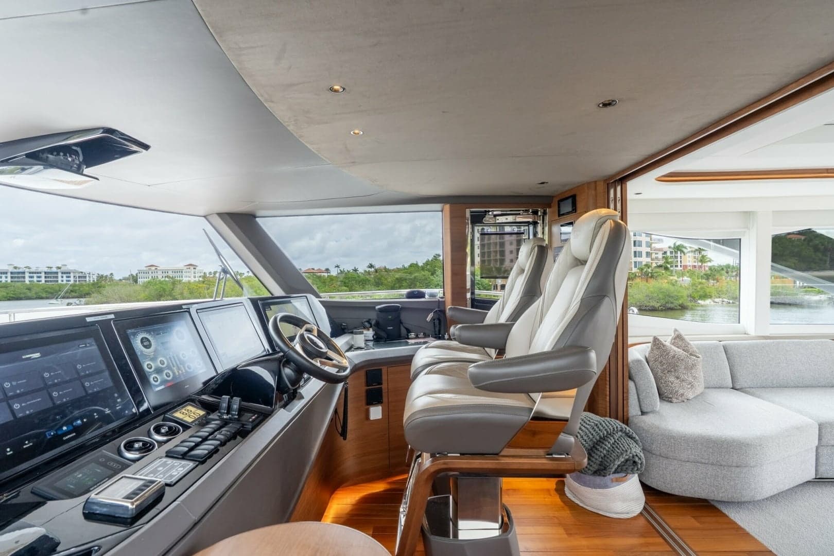 Princess 80 LANIKAI - Pilothouse Helm