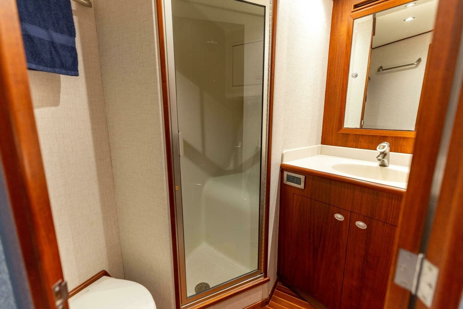 2006 Jim Smith 68 Convertible- Forward Stateroom Head
