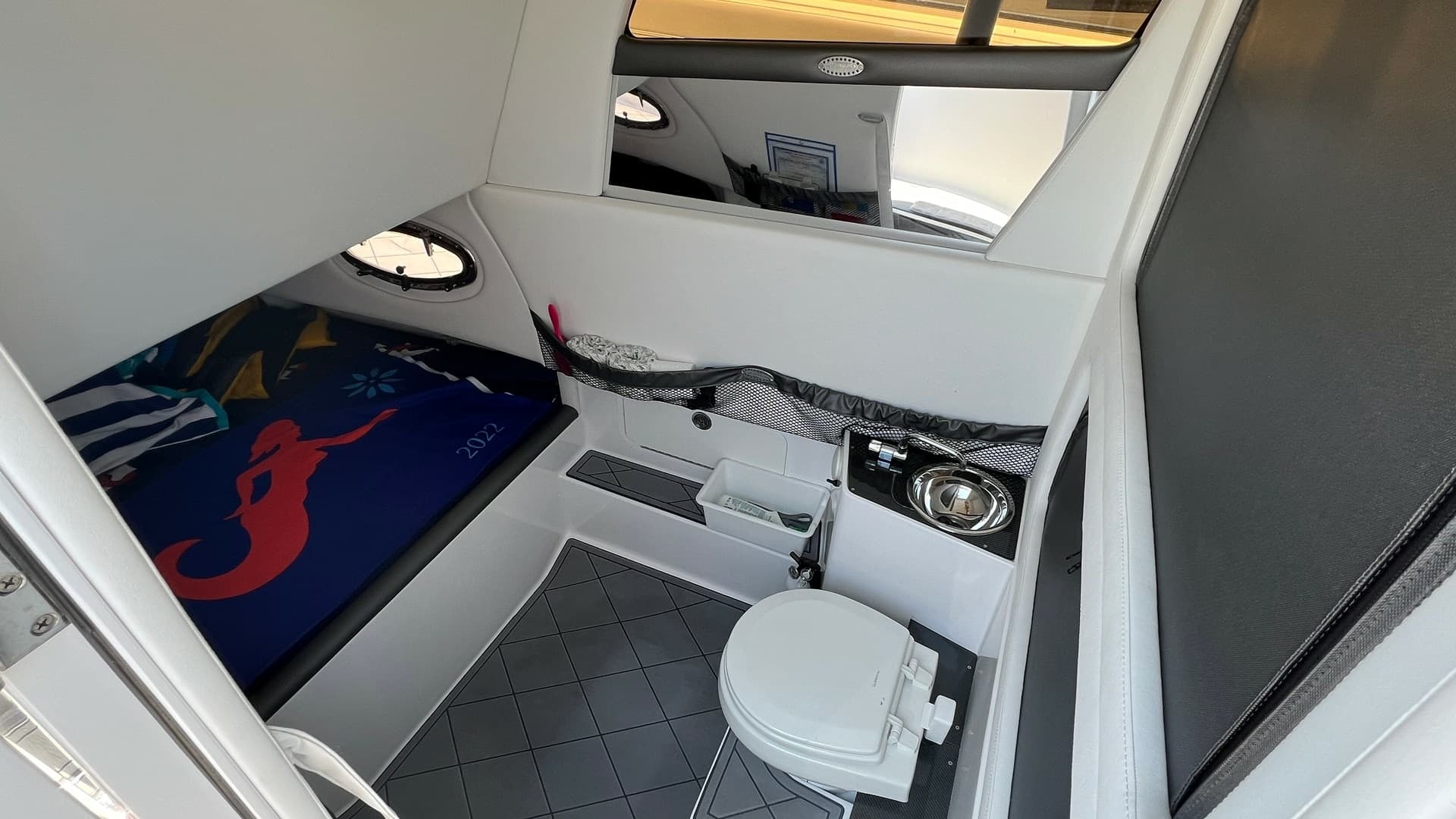 Compact Cabin with Head and Berth