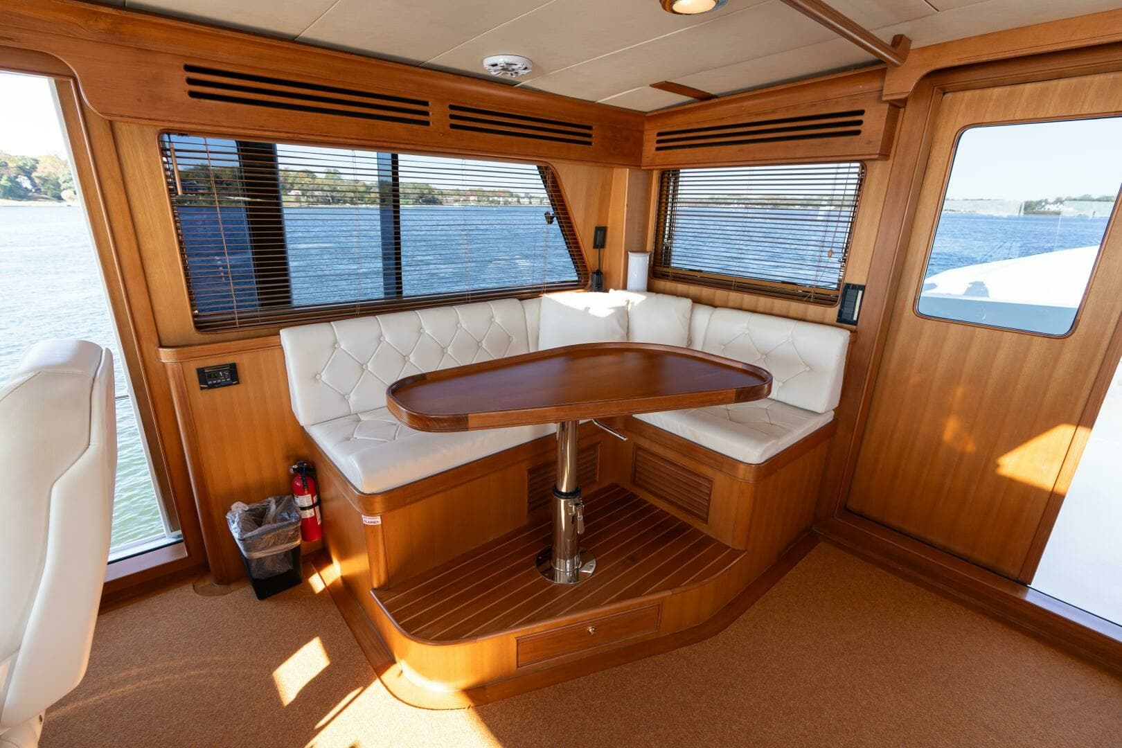 Marlow 72 GRIFFIN - Command Bridge Seating