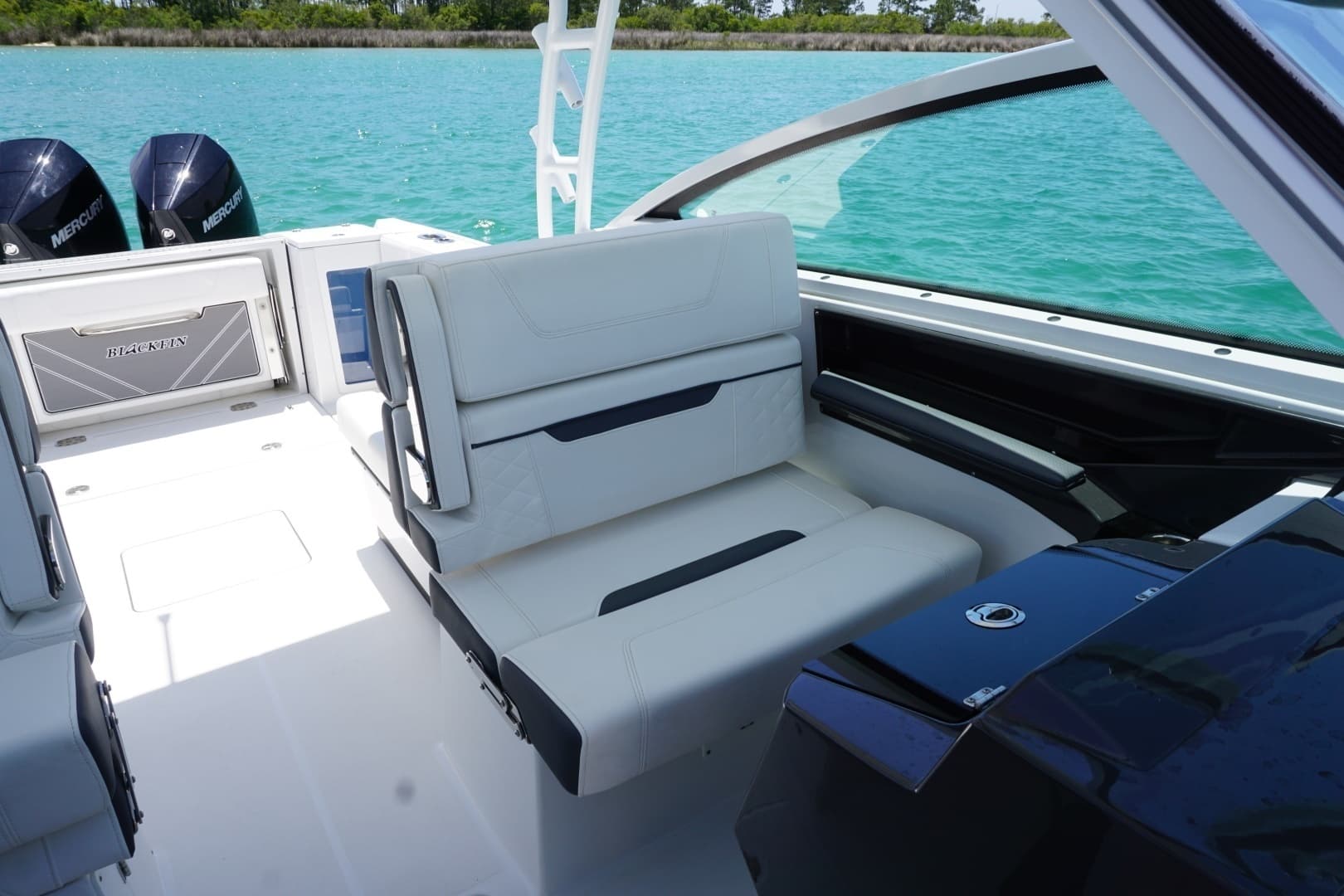 2023 27 Blackfin 272 DC Port Seating (4)