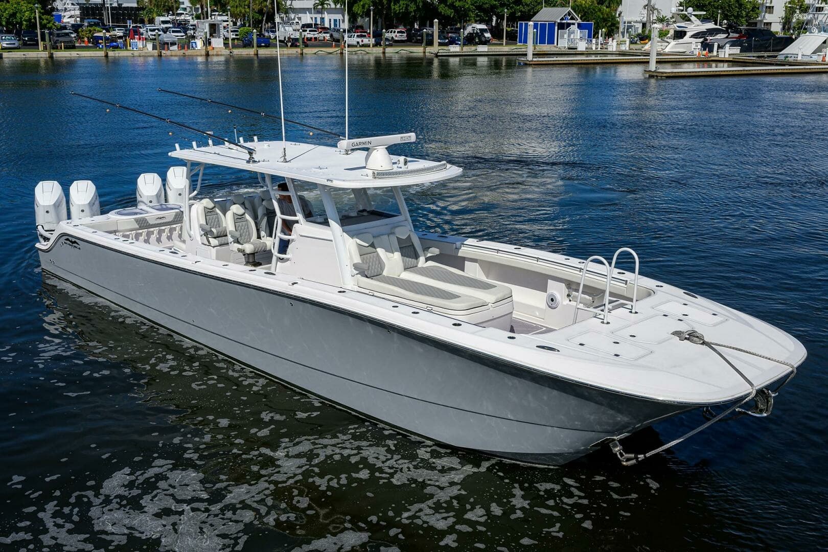 Invincible 46 Argento II - Exterior Profile