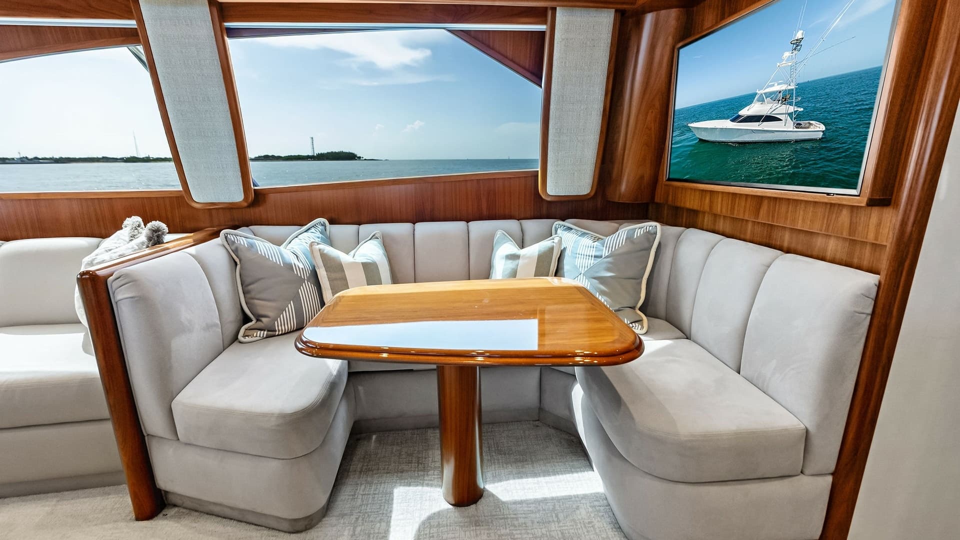 Salon Dinette with Panoramic Views