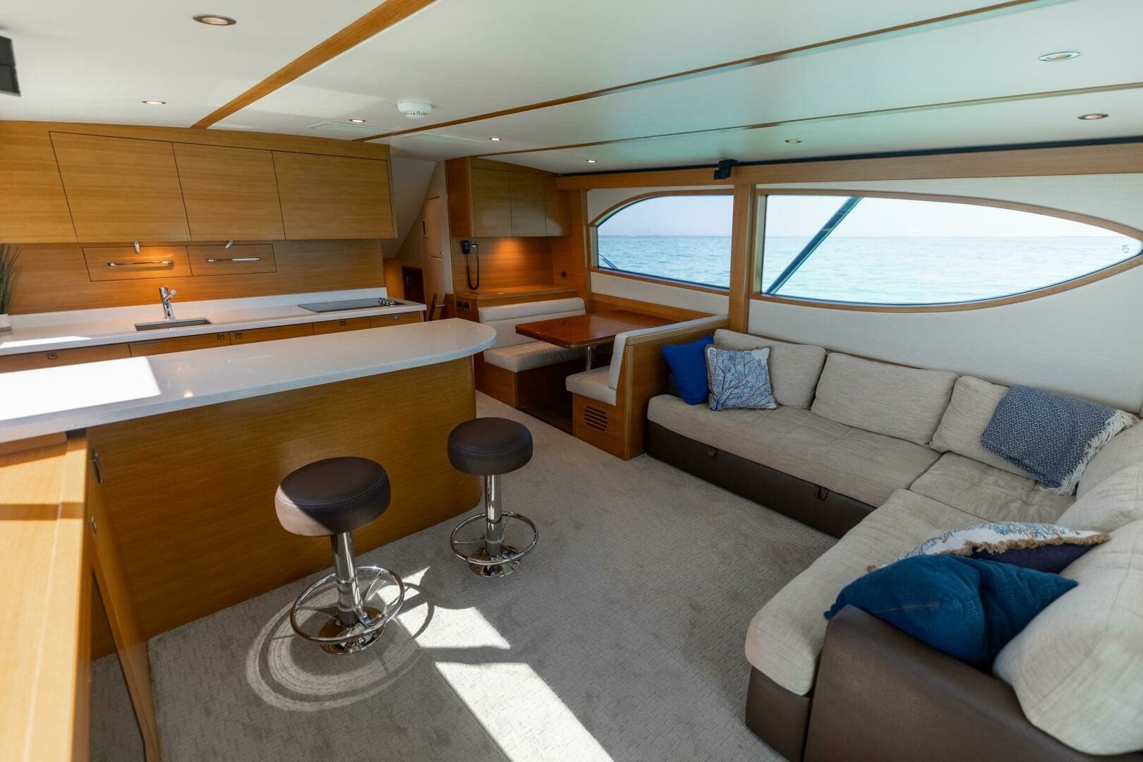 2016 Hatteras GT60  KNOT ON CALL  Salon