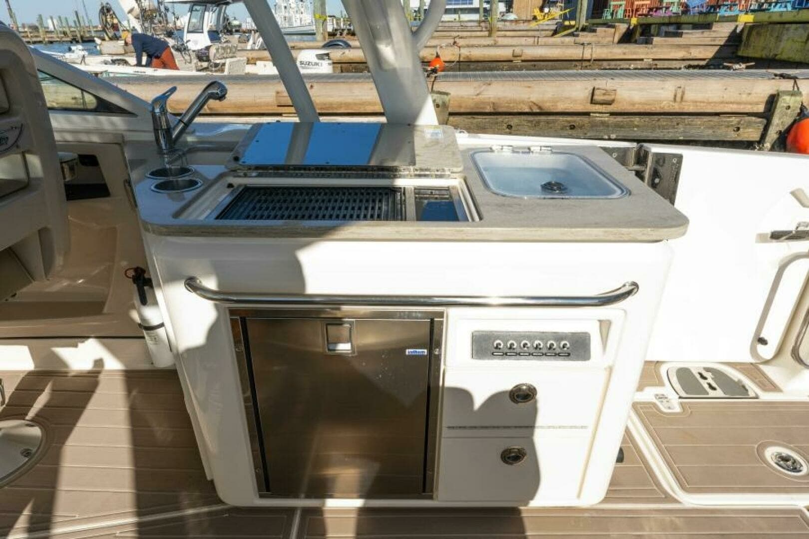 2017 Boston Whaler 320 Vantage Sutra