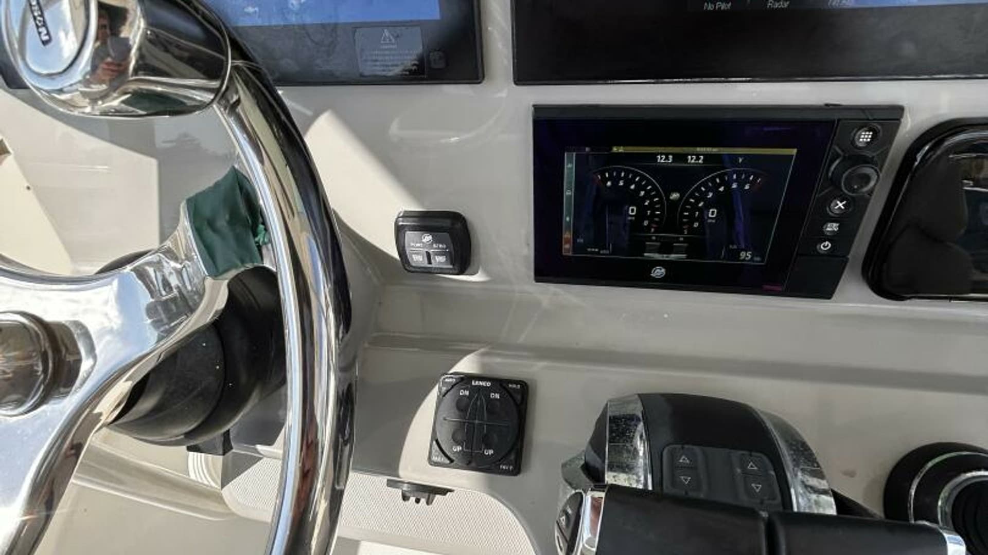 2017 33 Boston Whaler 330 Outrage Helm (5)