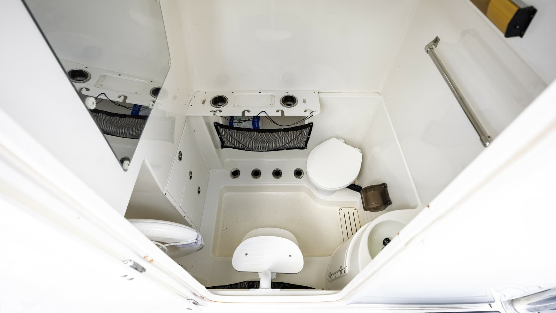 Enclosed Head Compartment