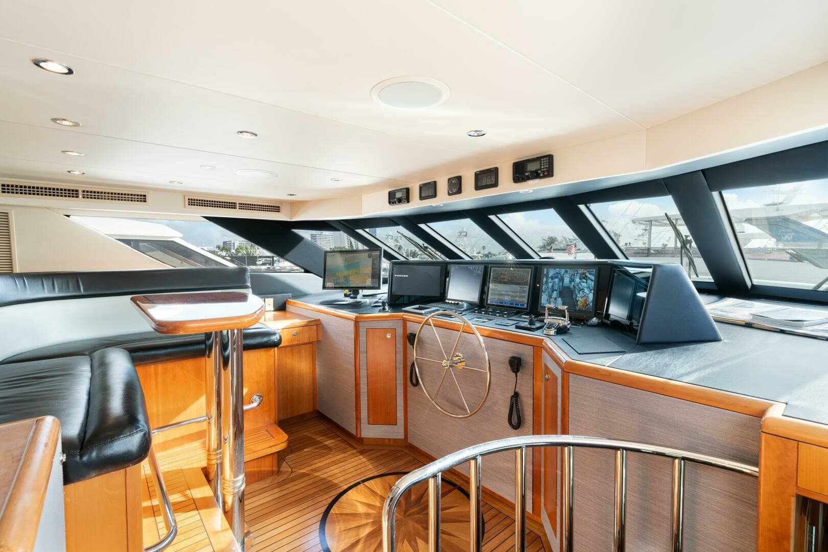 Hatteras 100 MAGIC - Pilothouse