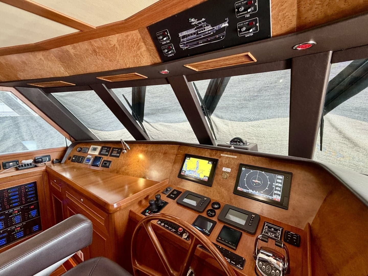 Alaskan 70 OHANA - Interior Helm