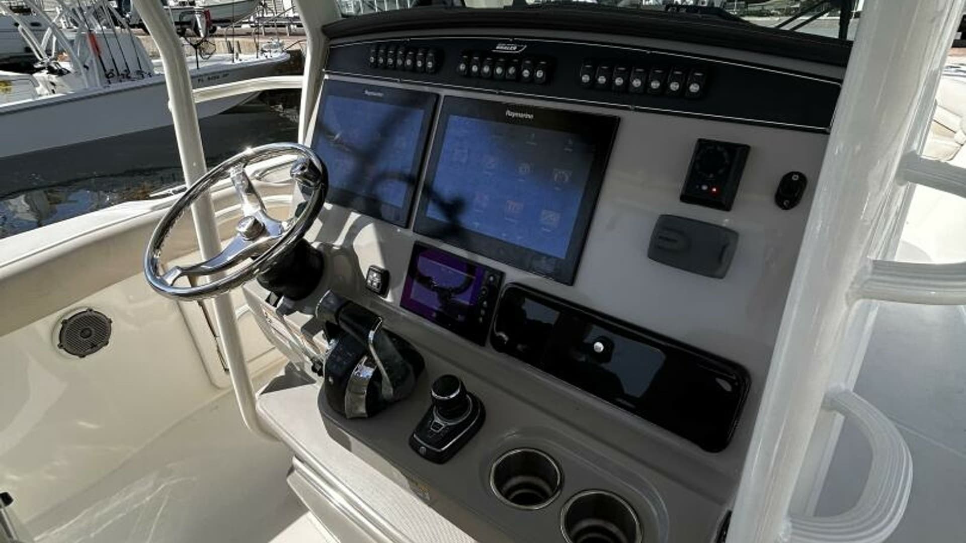 2017 33 Boston Whaler 330 Outrage Helm (6)