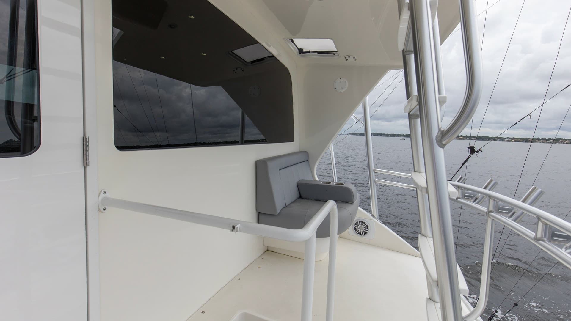 2007 74 Viking Enclosed Bridge Never Settle Tower (2)