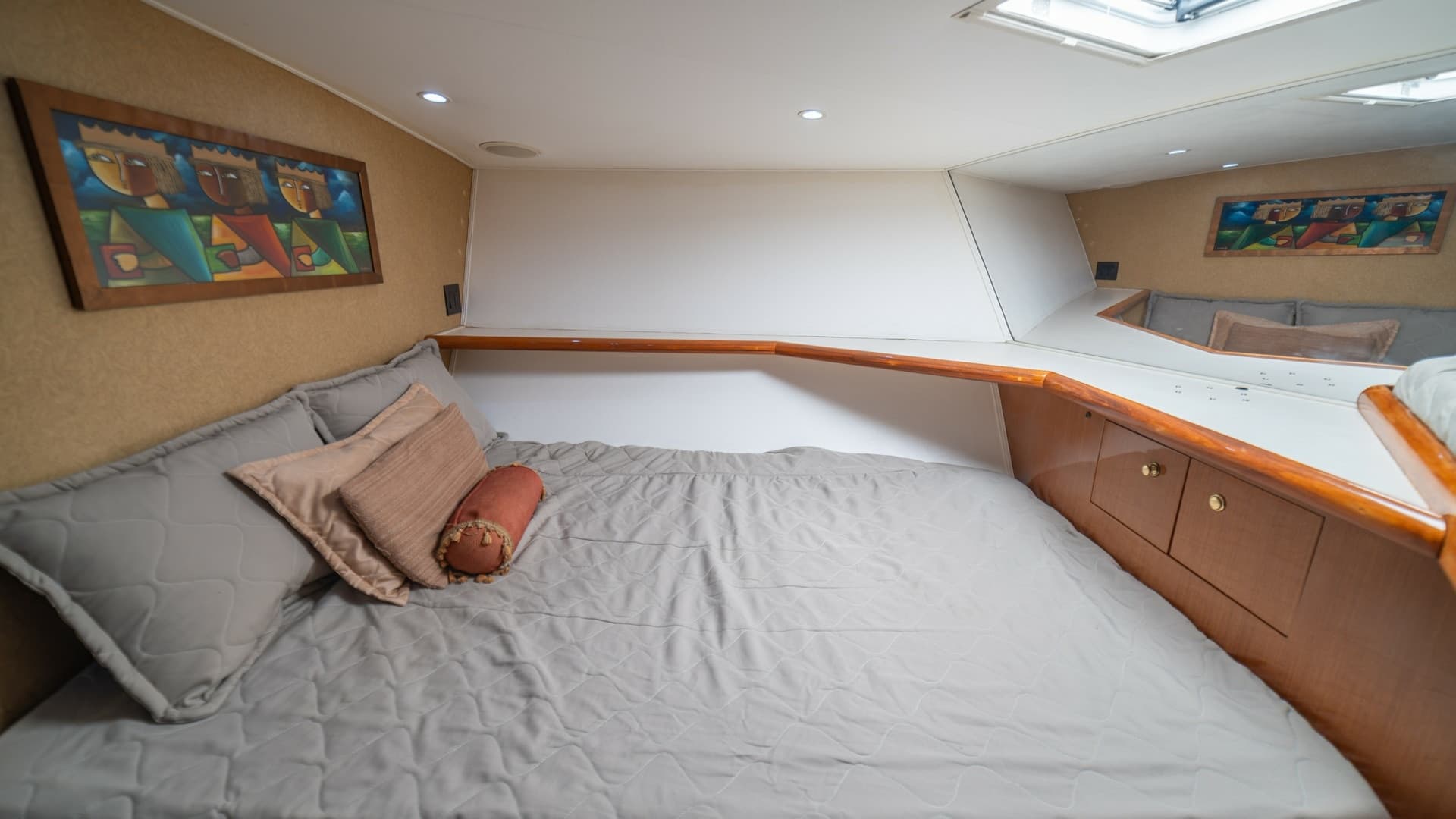 Forward VIP Stateroom 2002 Viking 61 Convertible