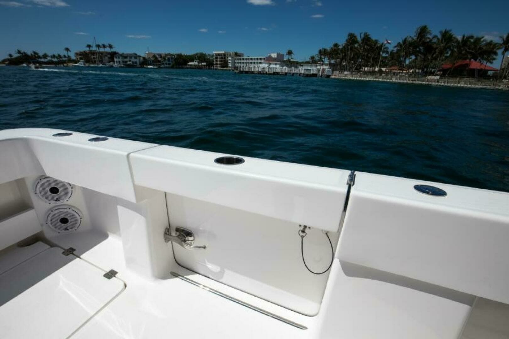 Invincible 35 Emanon - Exterior Cockpit