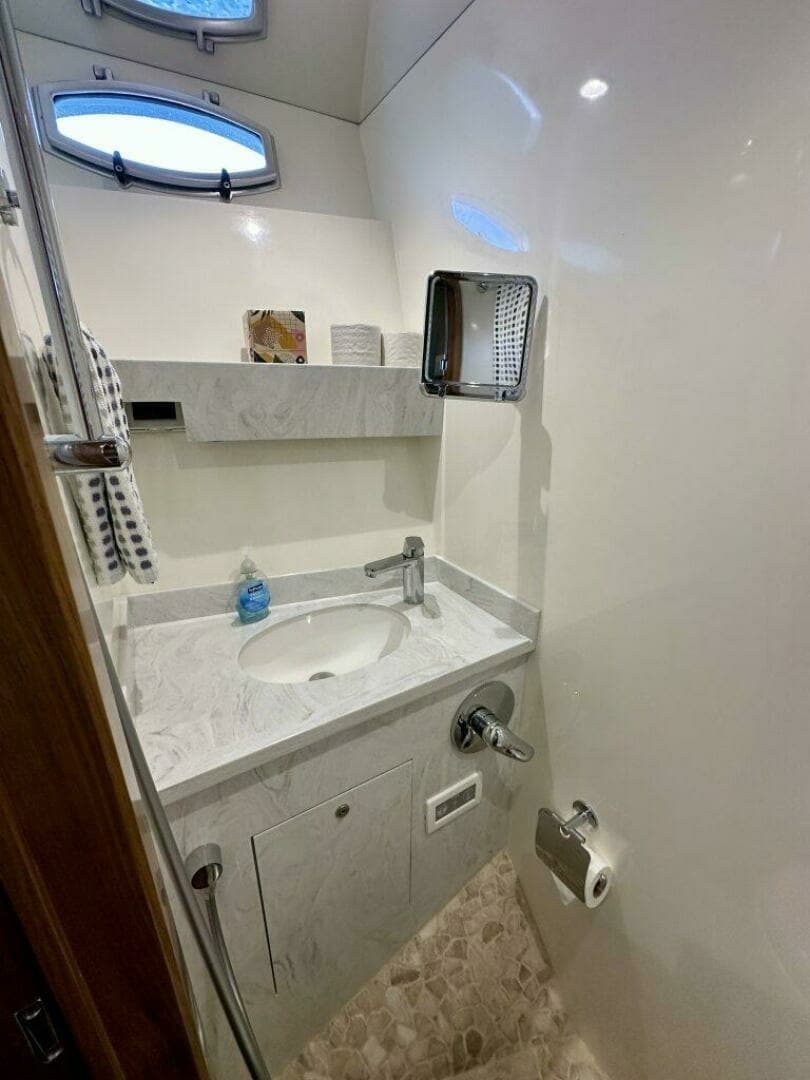 Outer Reef 62 SOUTH  PAWS - Guest Cabin Ensuite Head
