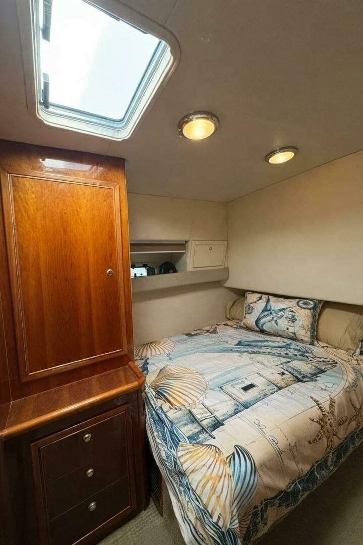 Cozy Guest Cabin with Skylight