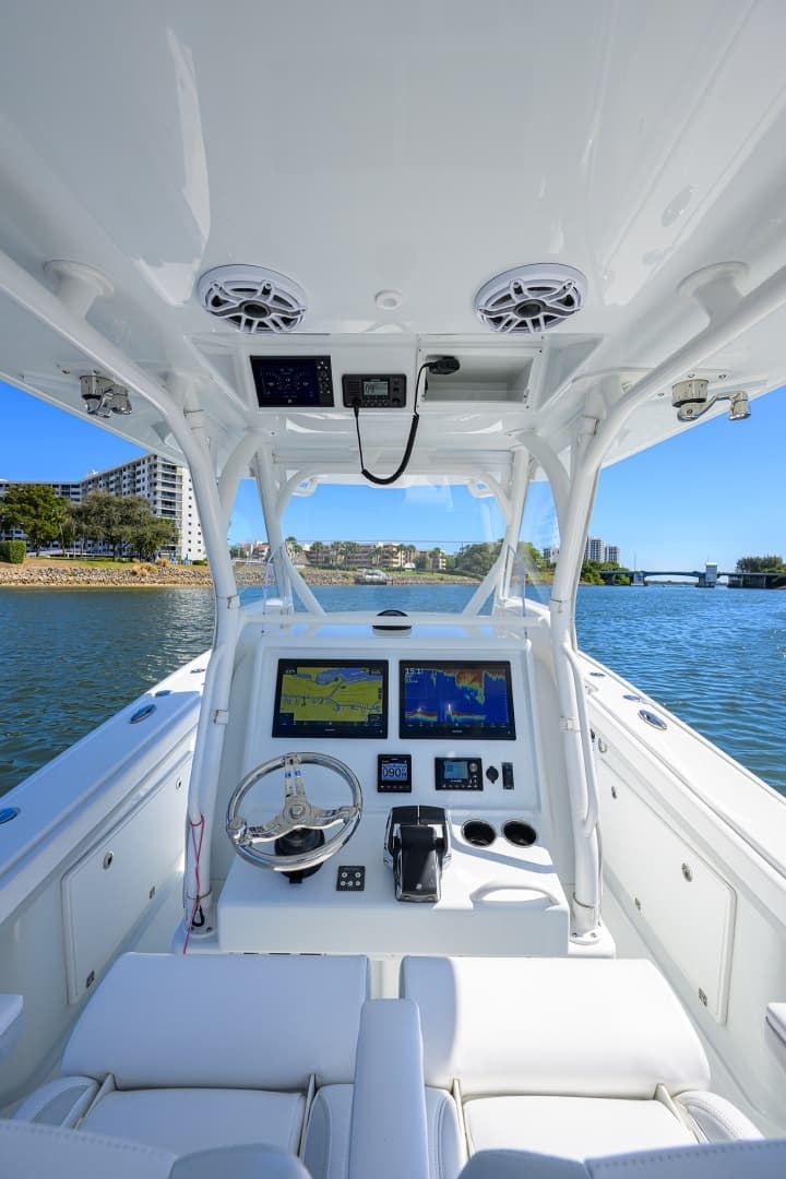 Yellowfin 34 - Helm