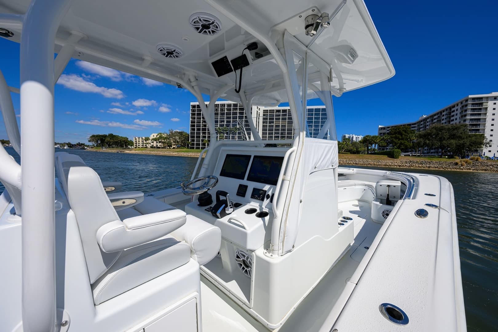 Yellowfin 34 - Helm