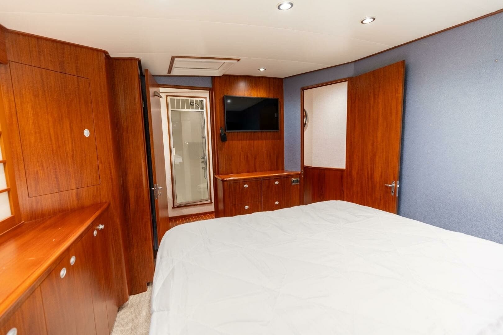 2006 Jim Smith 68 Convertible- Master Stateroom